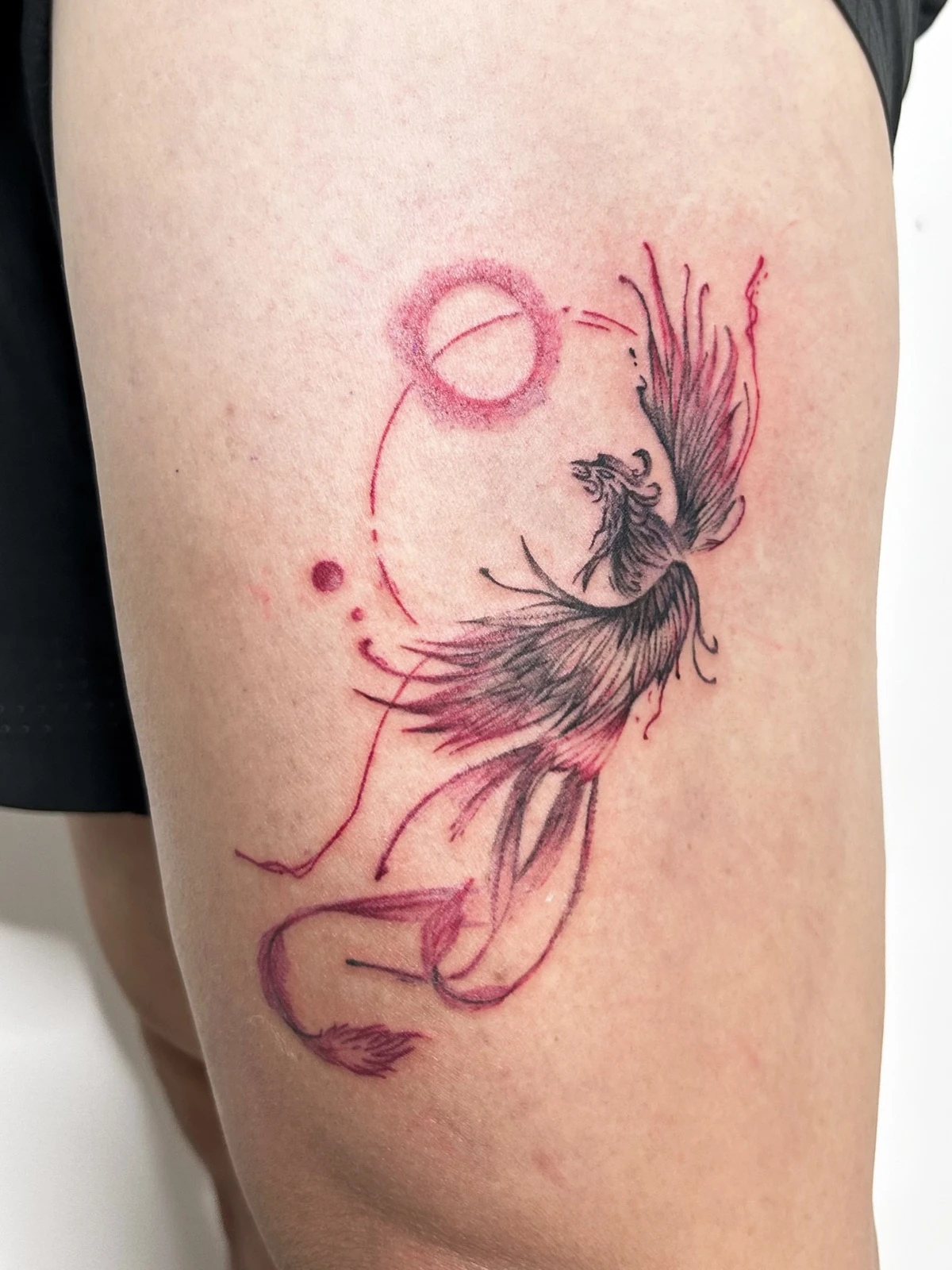Tattoo merah dan hitam di lengan · Meigu Tattoo