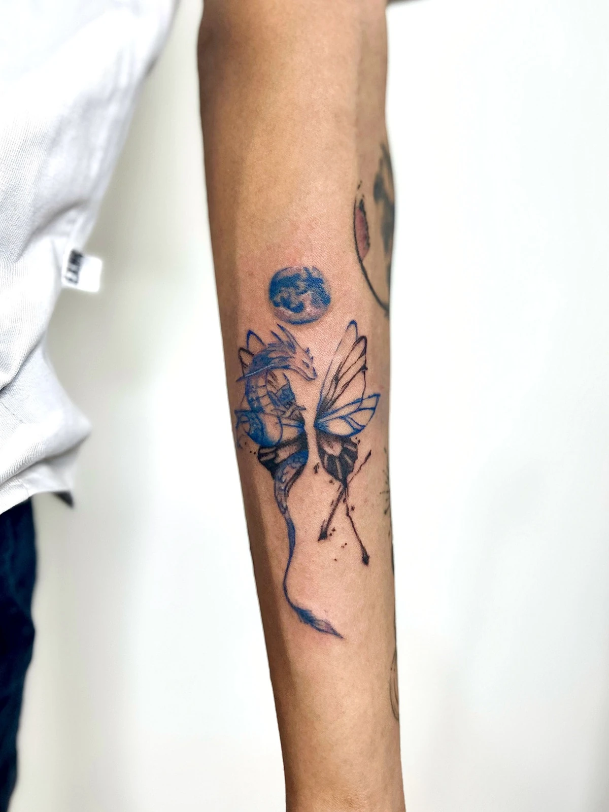 Tattoo bunga biru di lengan · Meigu Tattoo
