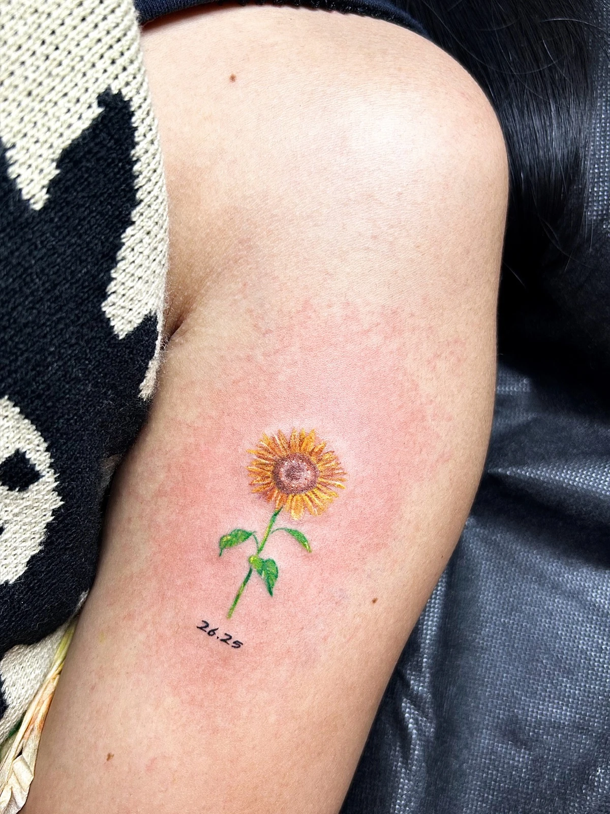 Tattoo bunga matahari di lengan · Meigu Tattoo
