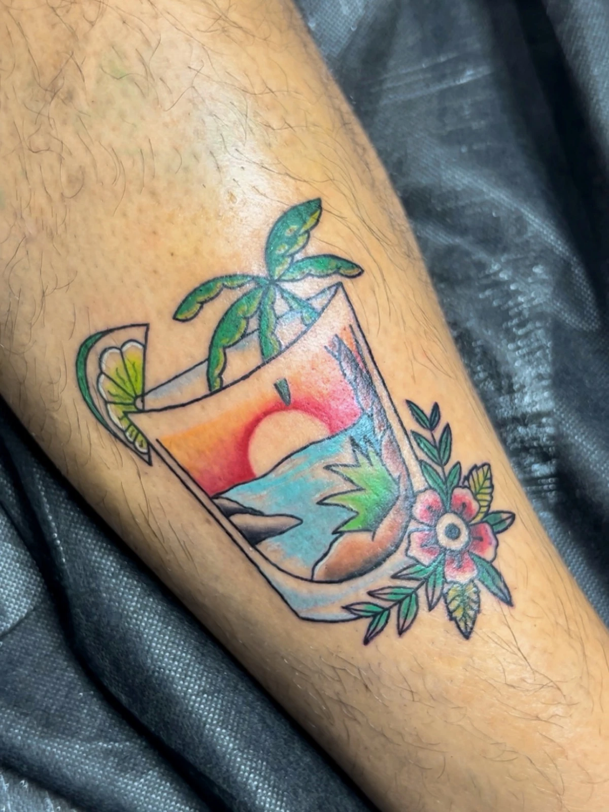 Tattoo minuman tropis berwarna di kaki · Meigu Tattoo