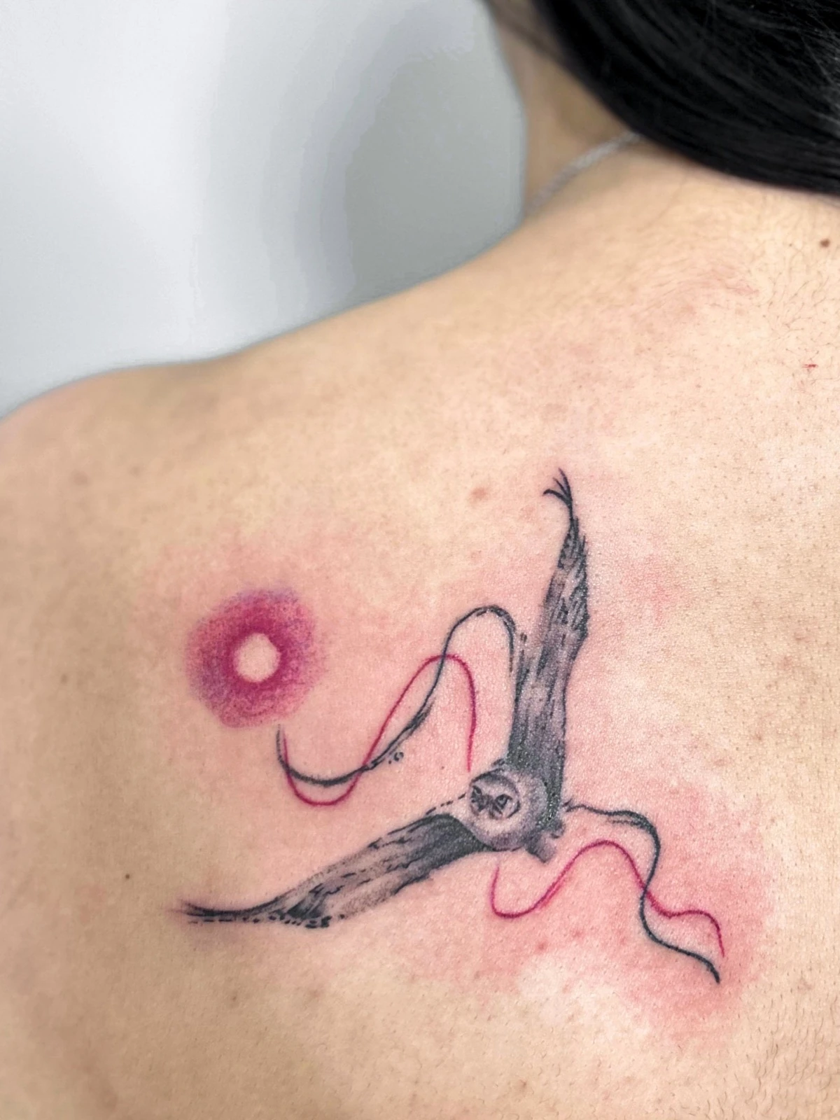 Tattoo figur dan lingkaran merah muda di bahu · Meigu Tattoo