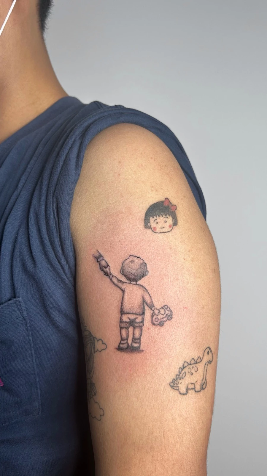 Tattoo ilustrasi anak dan planet di lengan · Meigu Tattoo
