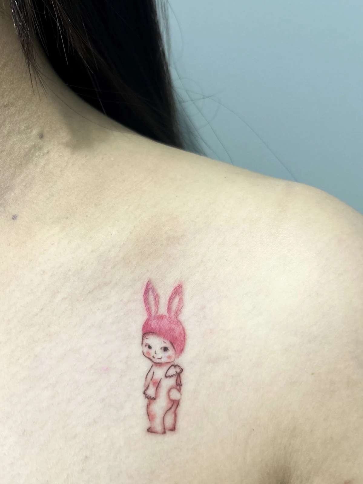 Tattoo kelinci merah muda di dada atas · Meigu Tattoo