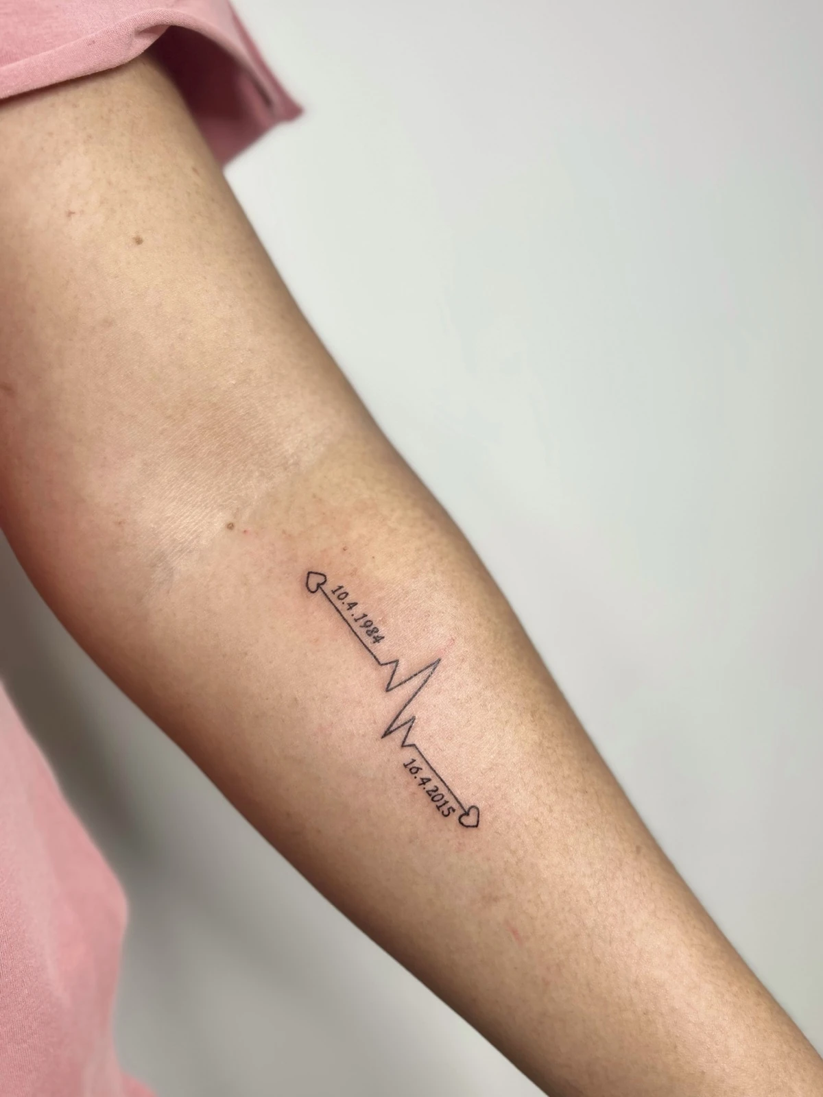 Tattoo tulisan dan garis detak di lengan · Meigu Tattoo