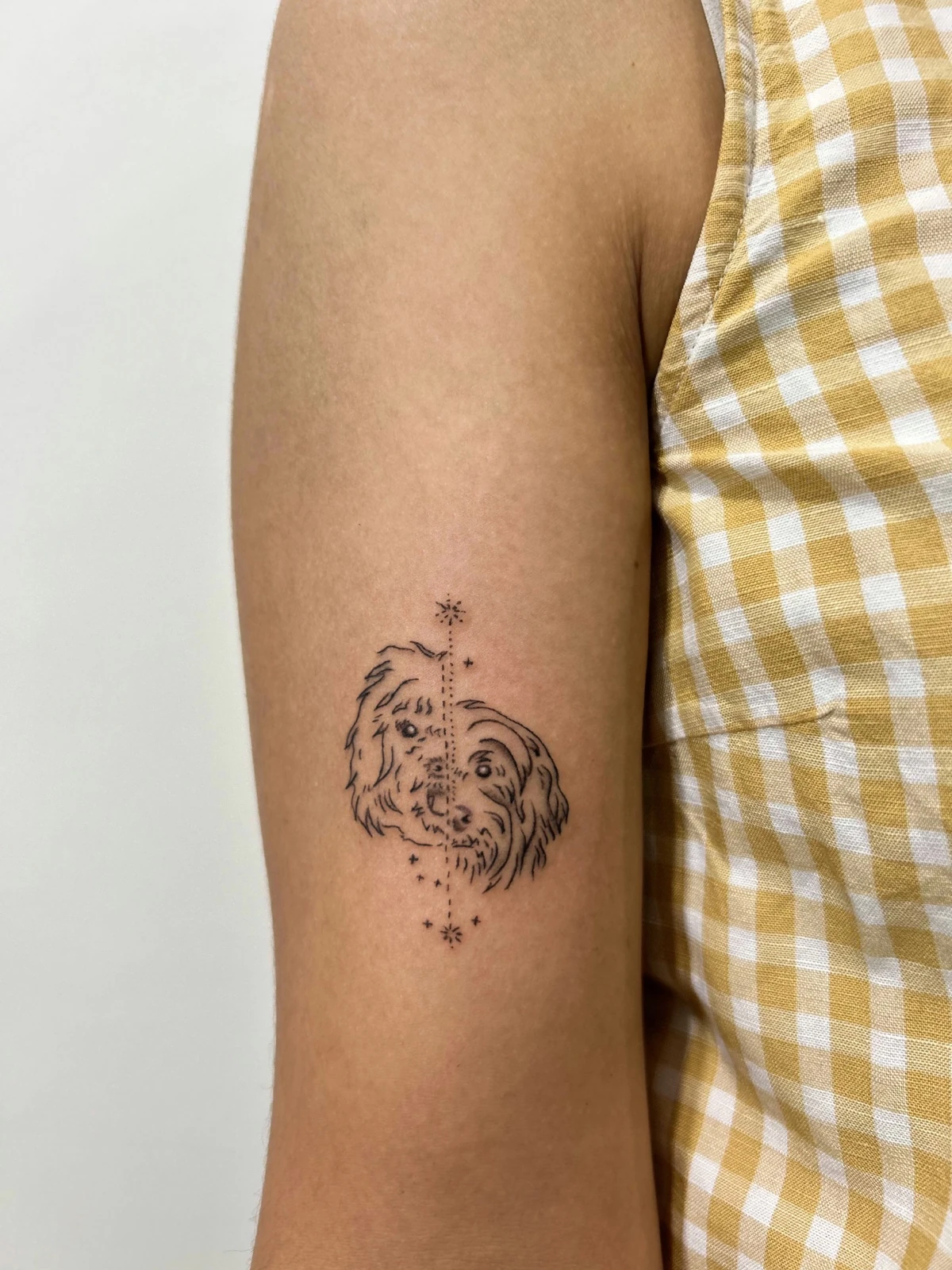 Tattoo motif titik membentuk lingkaran di lengan · Meigu Tattoo