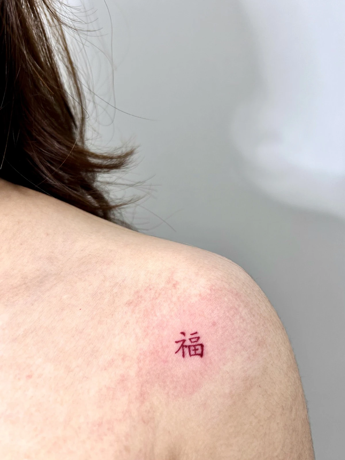 Tattoo karakter merah di bahu · Meigu Tattoo