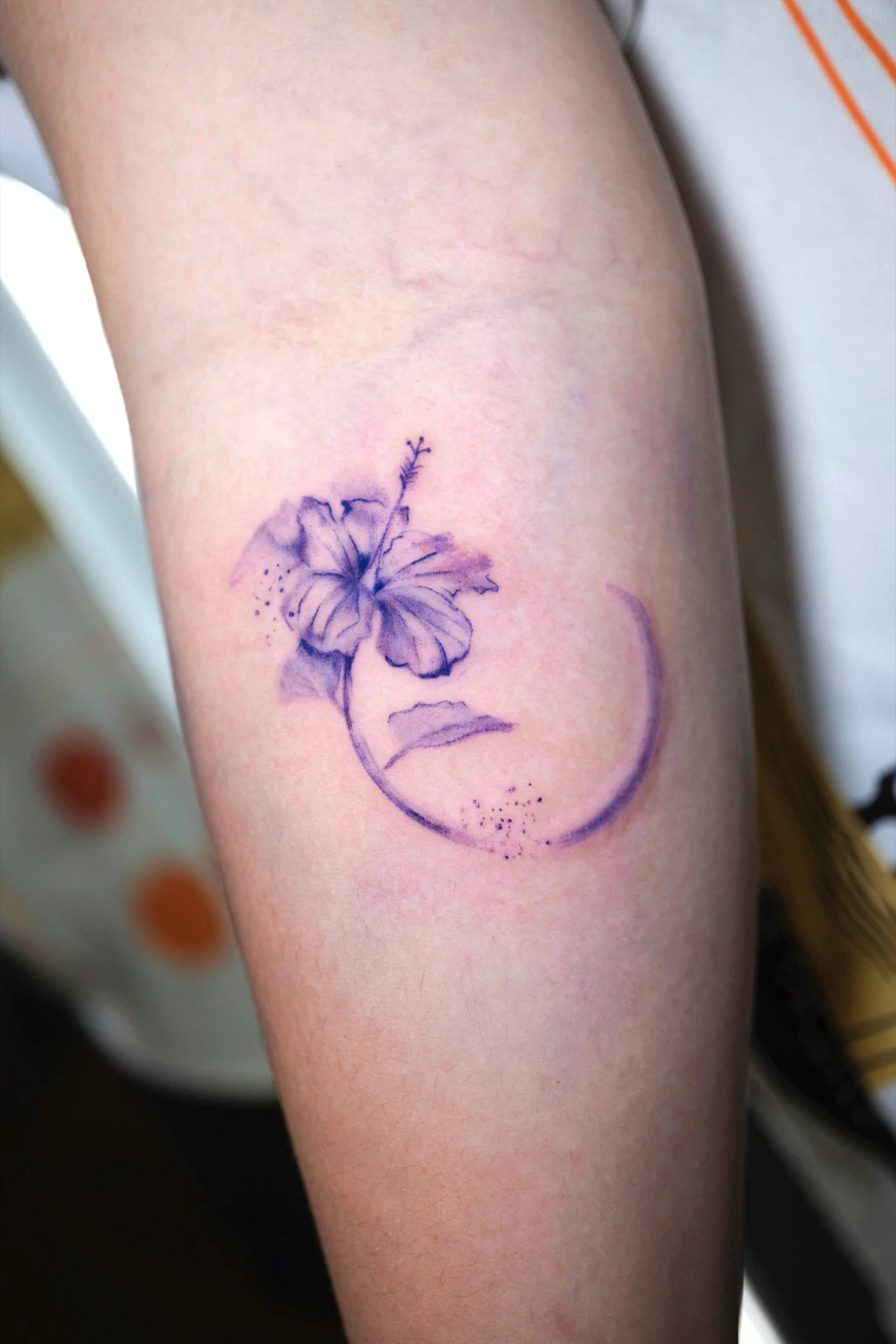 Tattoo perahu dan figur hitam di dada atas · Meigu Tattoo