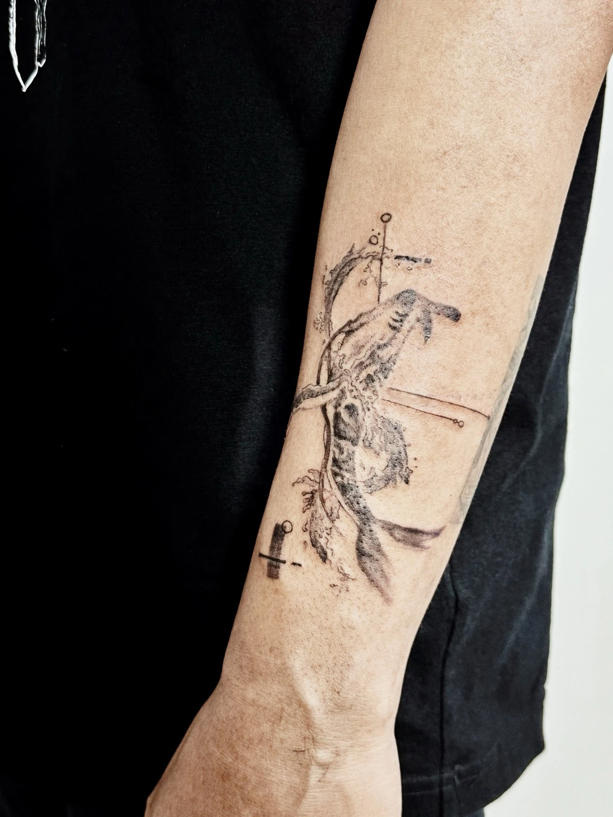 Tattoo burung berwarna dan ilustrasi garis di kaki · Meigu Tattoo