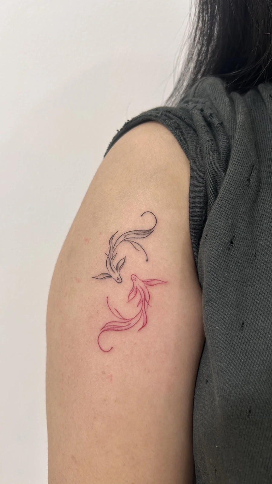 Tattoo dua koi hitam dan merah di lengan · Meigu Tattoo