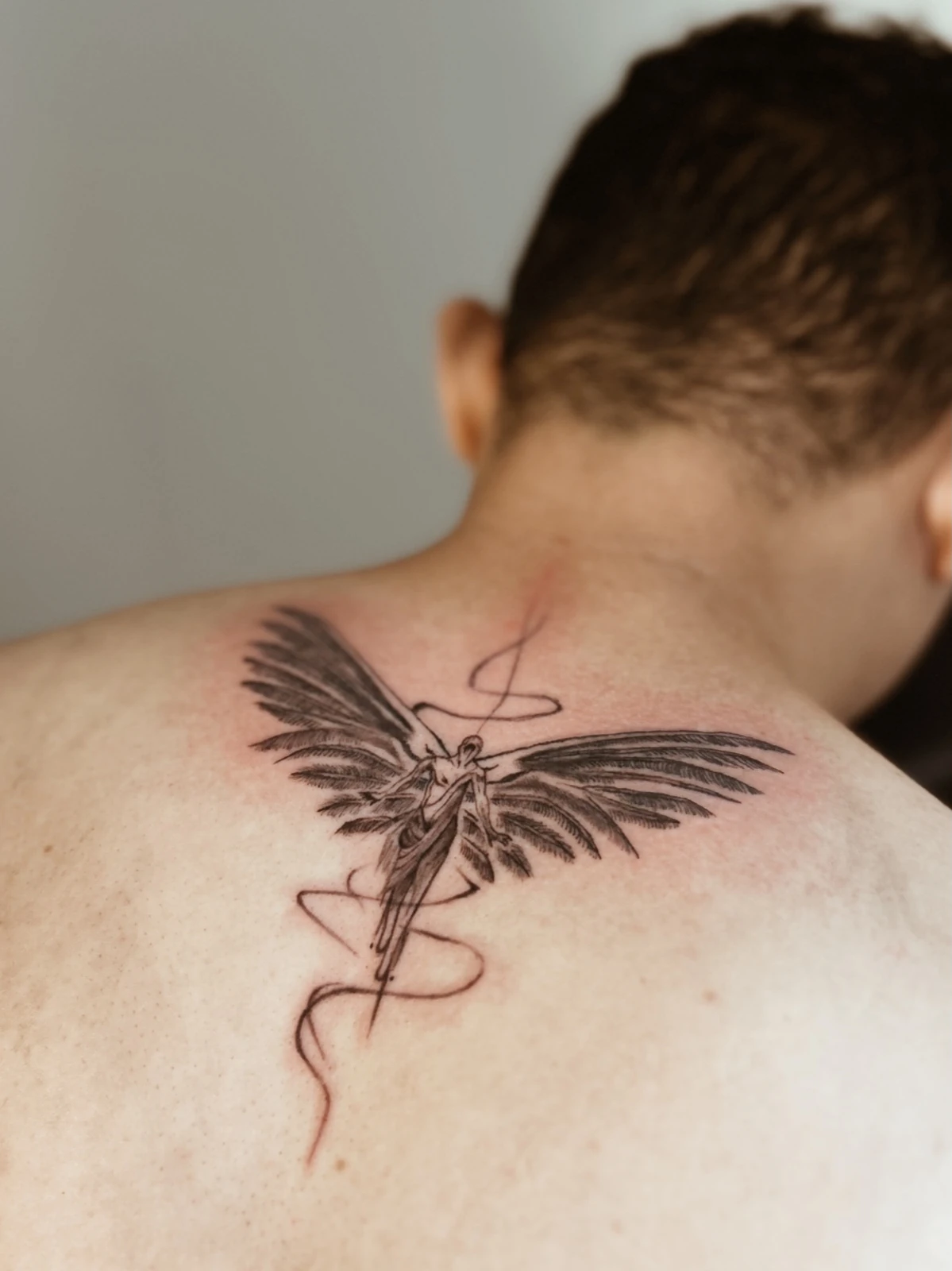 Tattoo figur bersayap di punggung atas · Meigu Tattoo