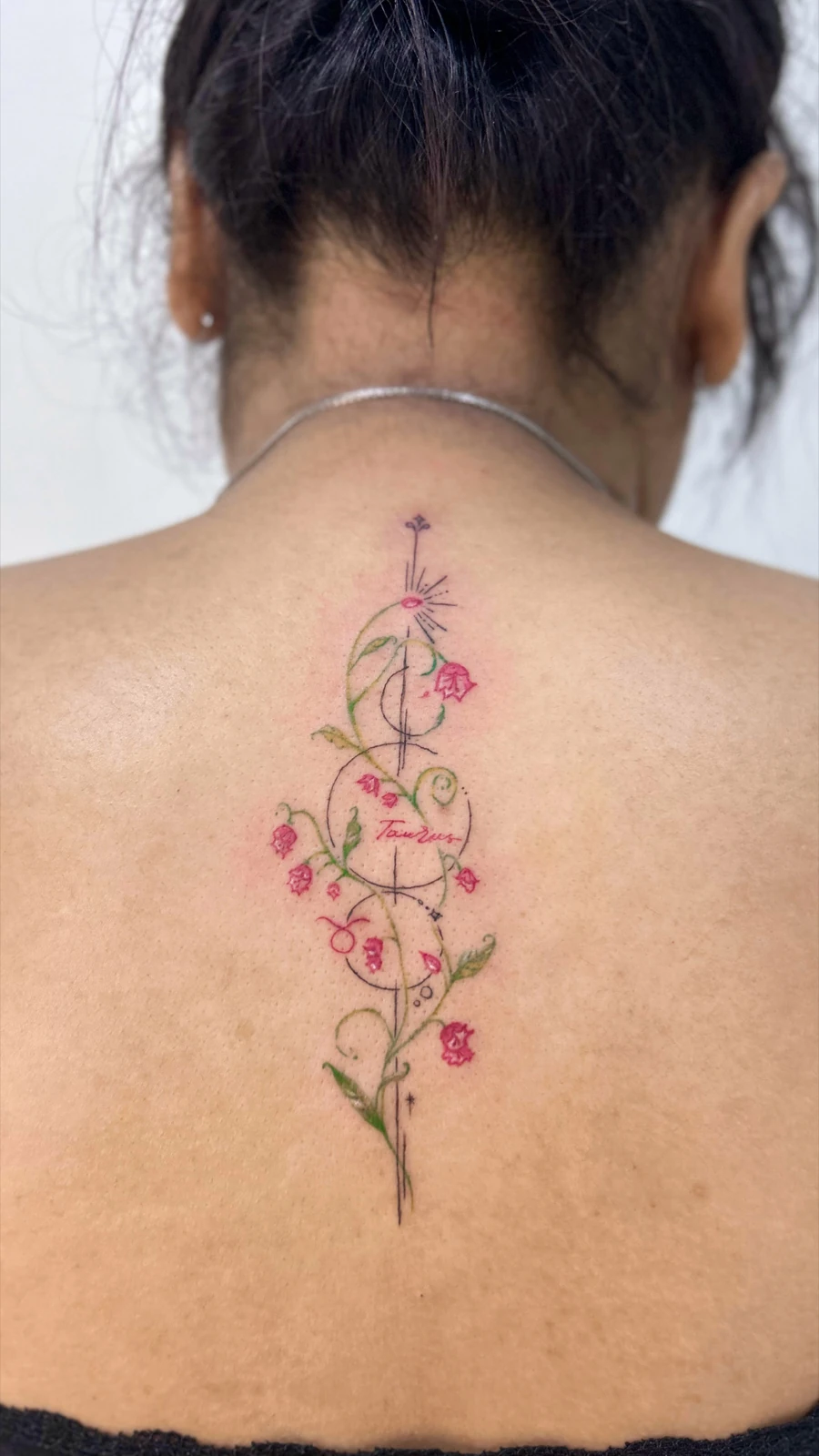 Tattoo rangkaian bunga merah muda di punggung · Meigu Tattoo