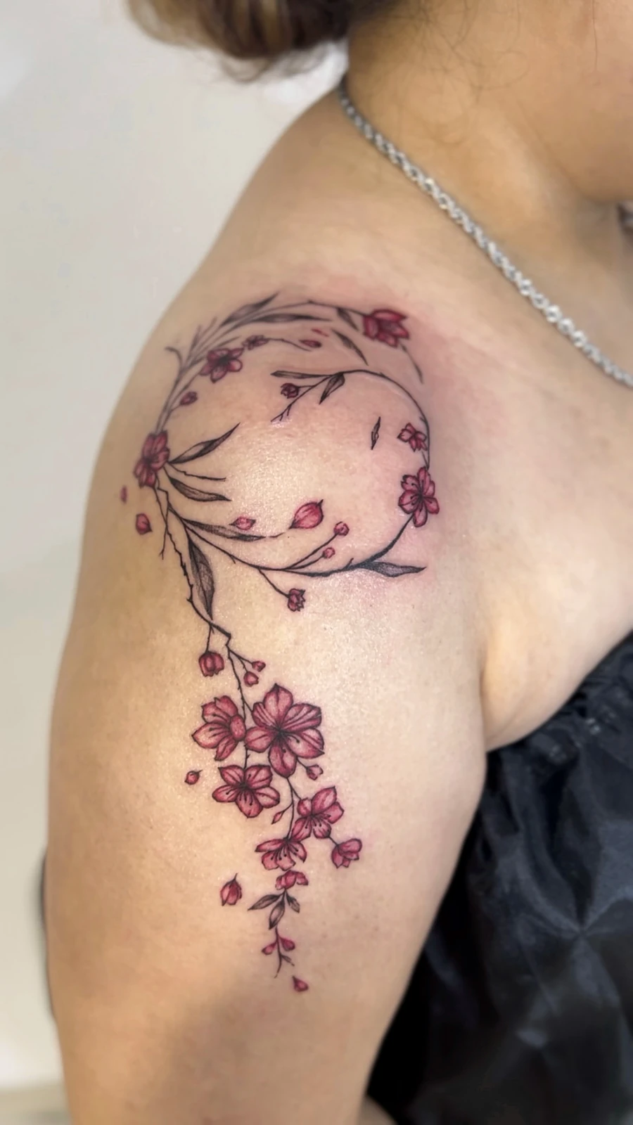 Tattoo bunga berwarna di bahu · Meigu Tattoo