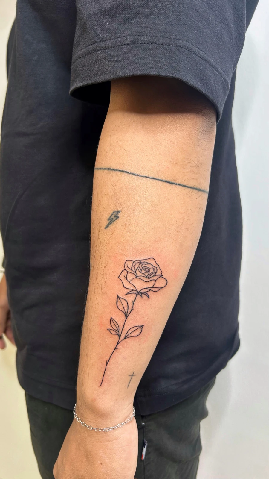 Tattoo bunga mawar garis hitam di lengan · Meigu Tattoo