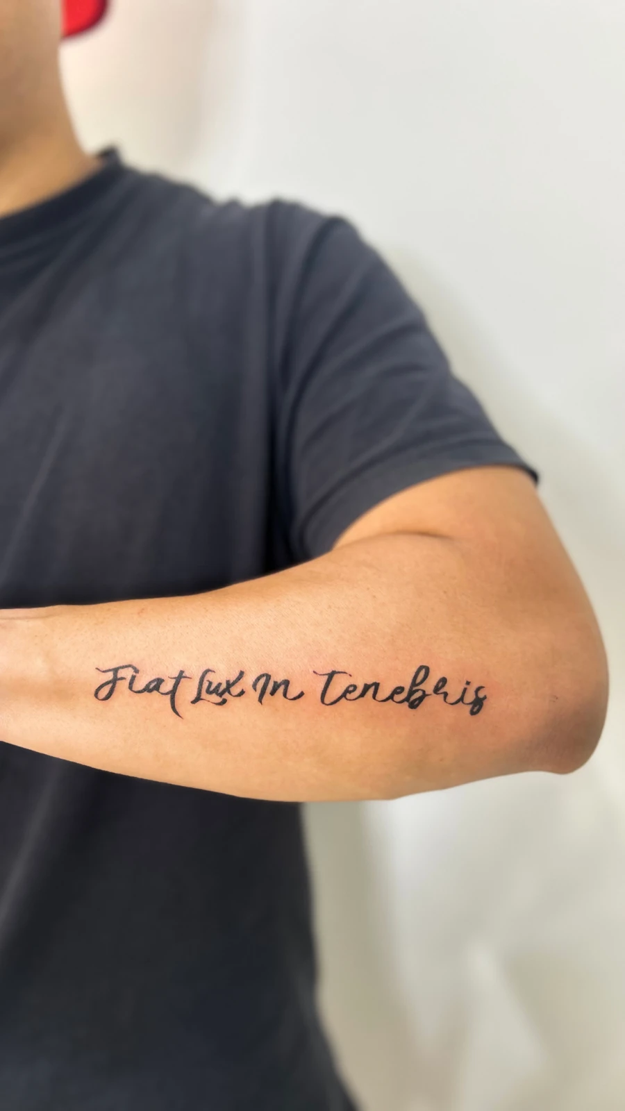 Tattoo tulisan hitam di lengan · Meigu Tattoo