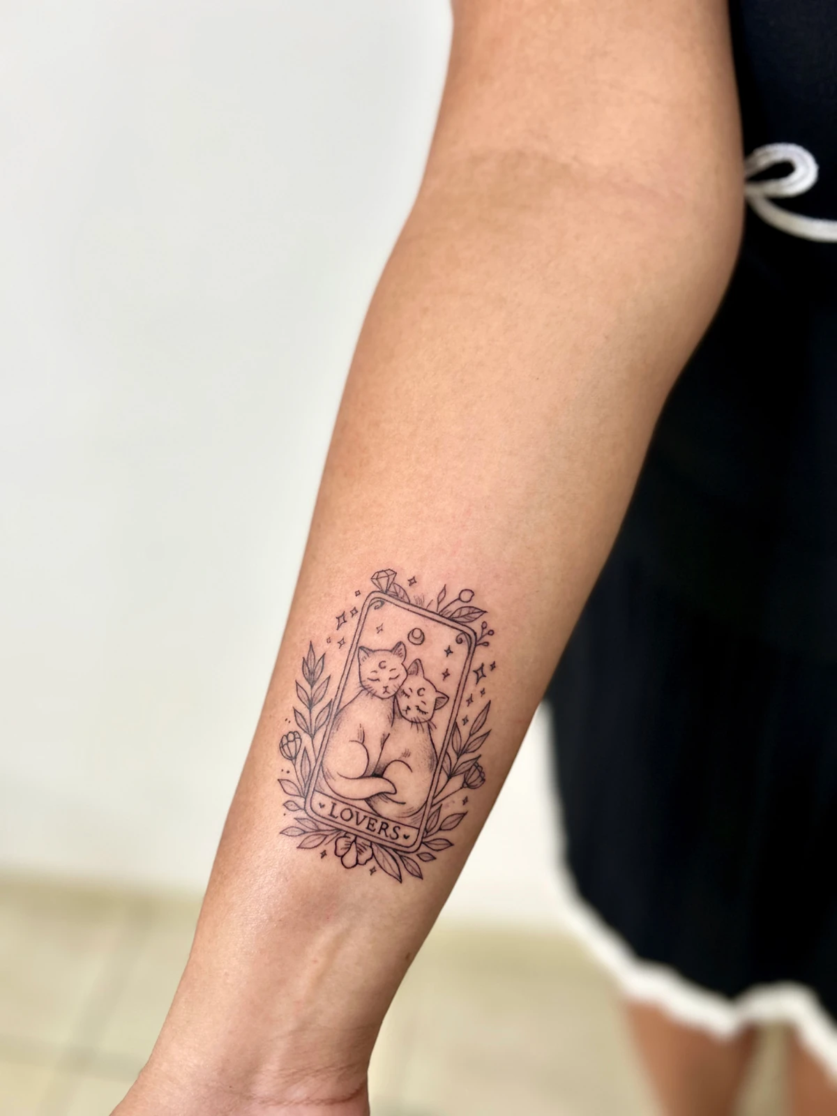 Tattoo ilustrasi berbingkai dan bunga di lengan · Meigu Tattoo