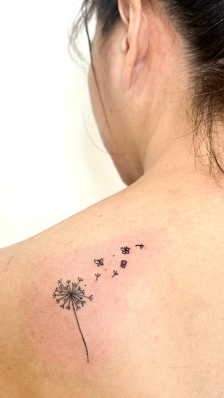 Tattoo dandelion dan biji yang beterbangan di punggung atas · Meigu Tattoo