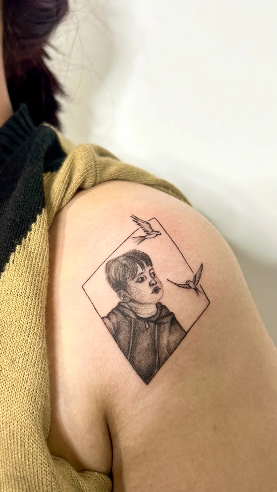 Tattoo potret dalam bingkai geometris di bahu · Meigu Tattoo