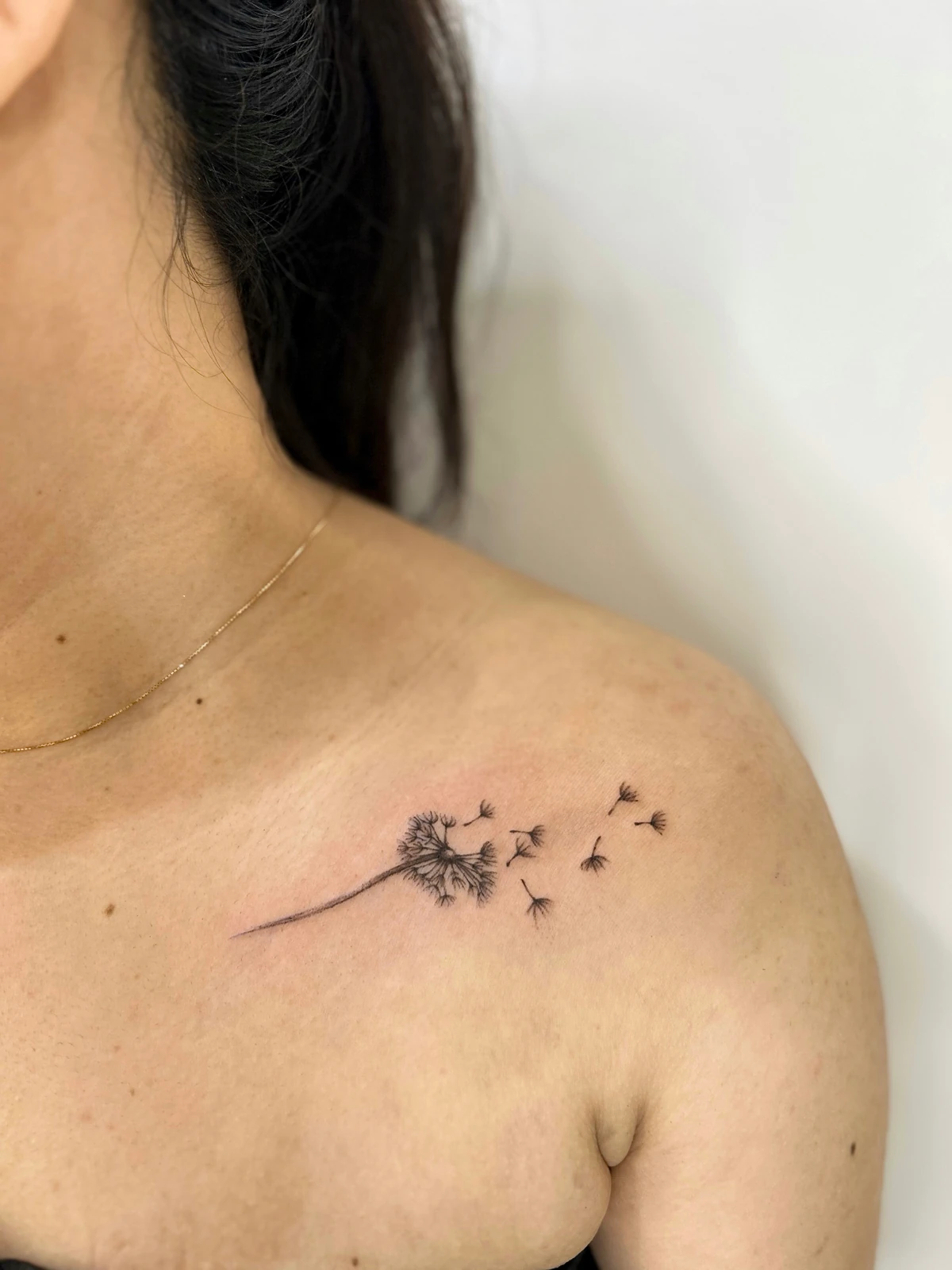 Tattoo dandelion di dada atas · Meigu Tattoo