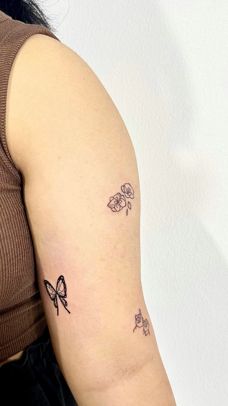 Tattoo karakter kecil dan pita di lengan · Meigu Tattoo