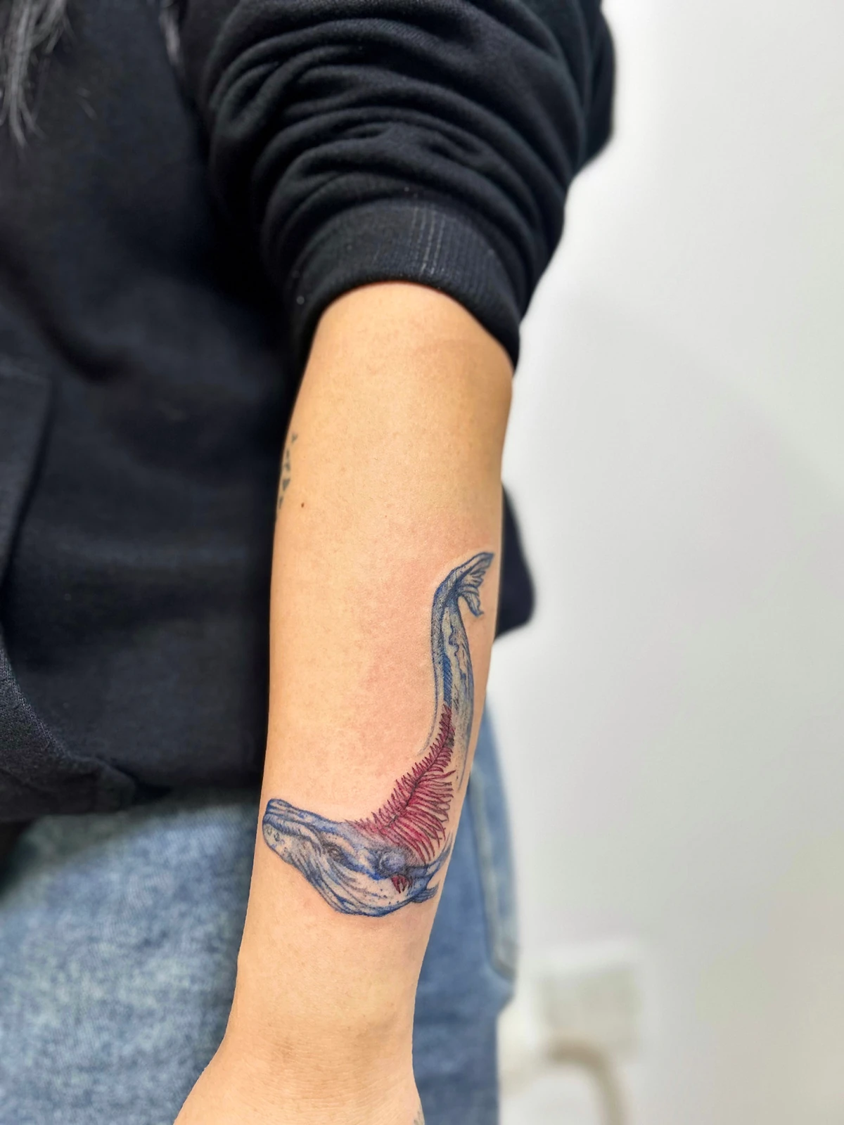 Tattoo perahu dan ombak berwarna di lengan · Meigu Tattoo