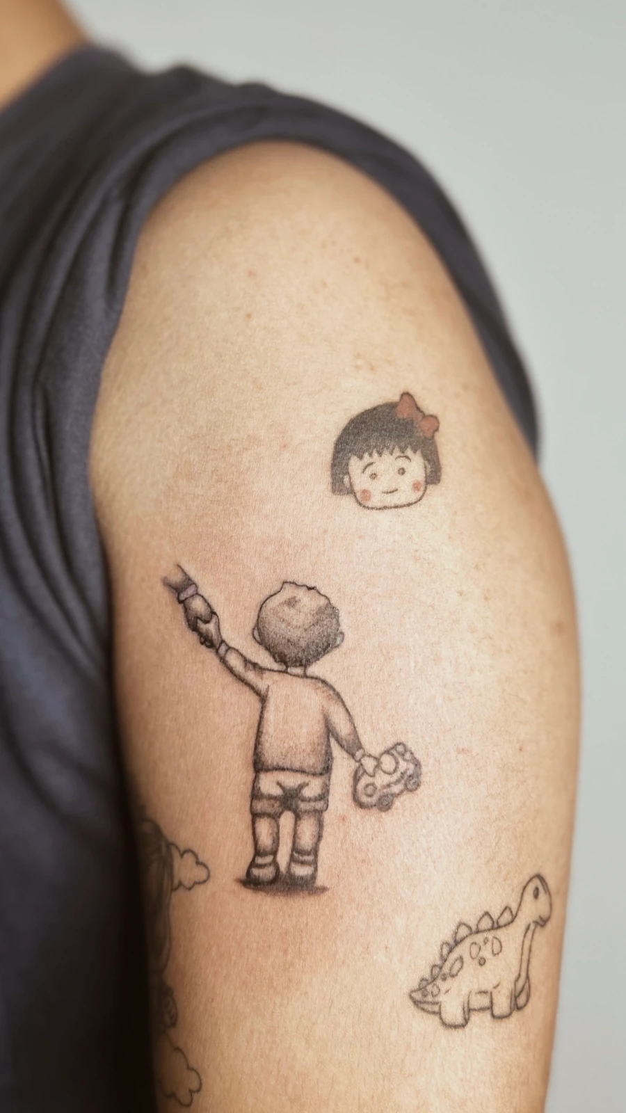 Tattoo ilustrasi anak dan planet, tampilan dekat lengan · Meigu Tattoo