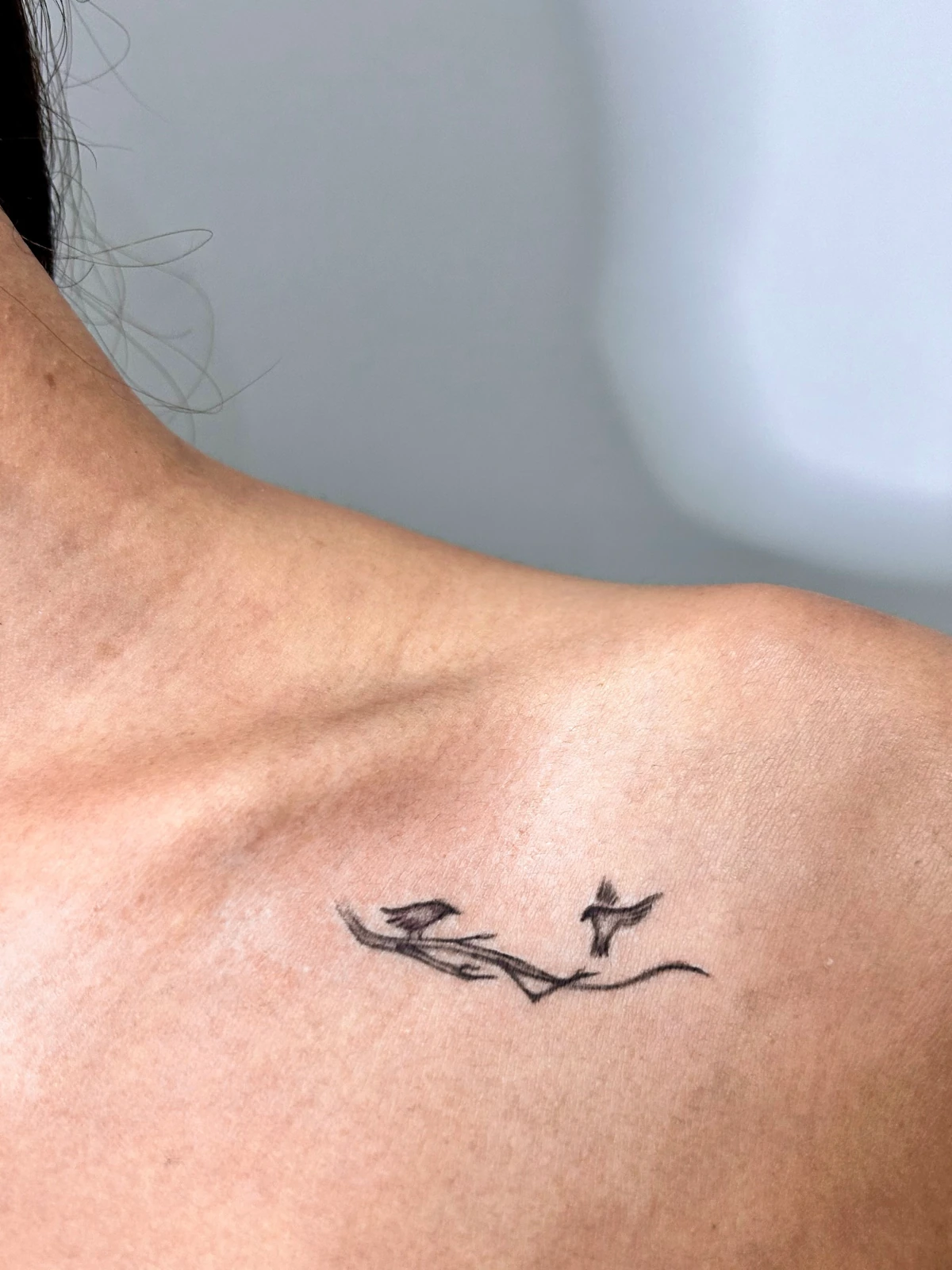 Tattoo perahu hitam, tampilan dekat dada atas · Meigu Tattoo