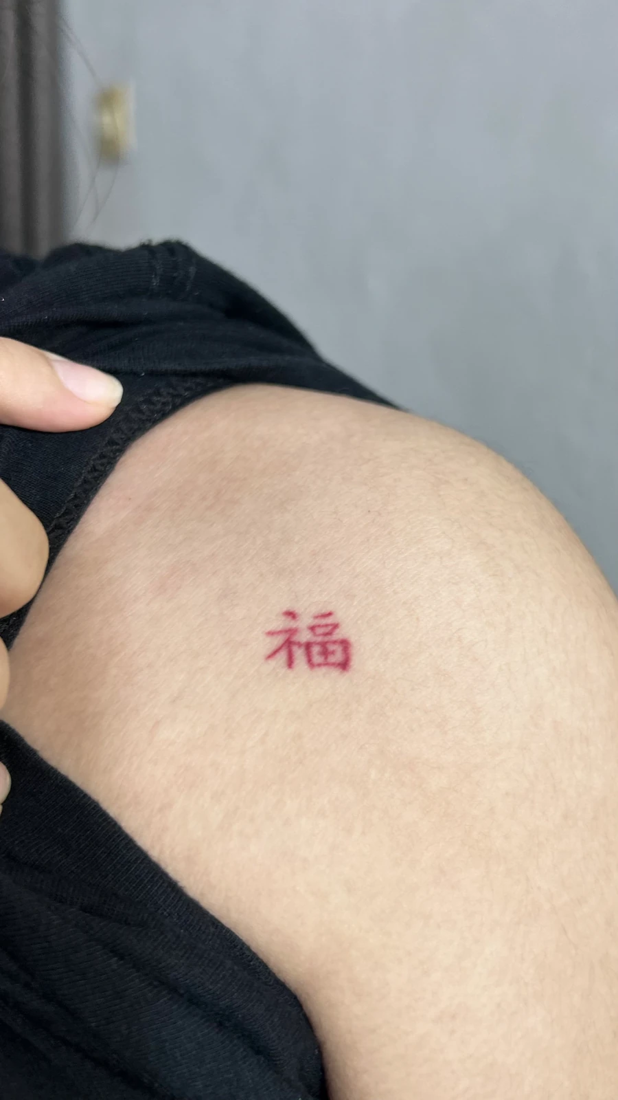 Tattoo karakter merah, tampilan dekat bahu · Meigu Tattoo