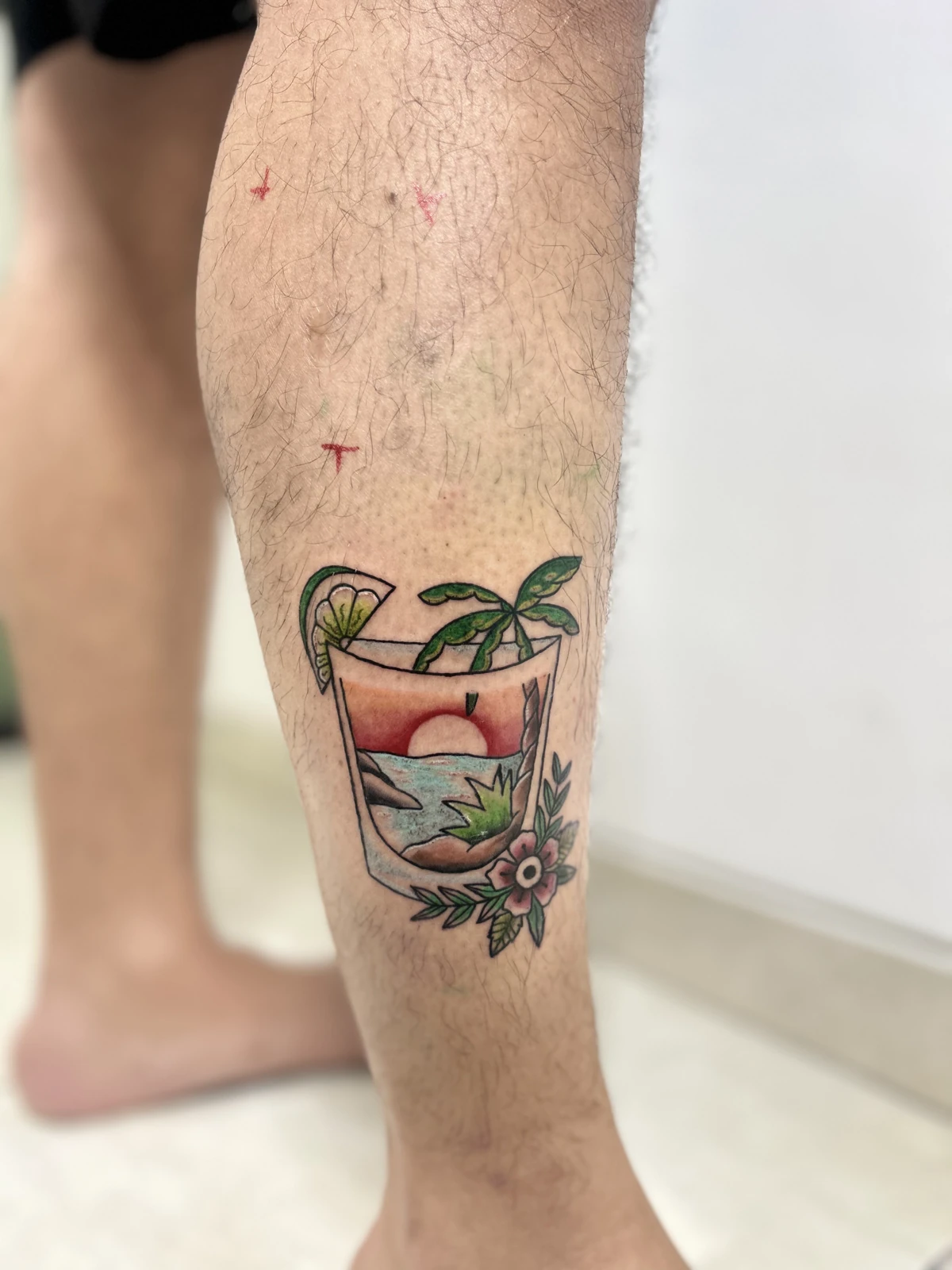 Tattoo minuman tropis, tampilan kaki dari depan · Meigu Tattoo