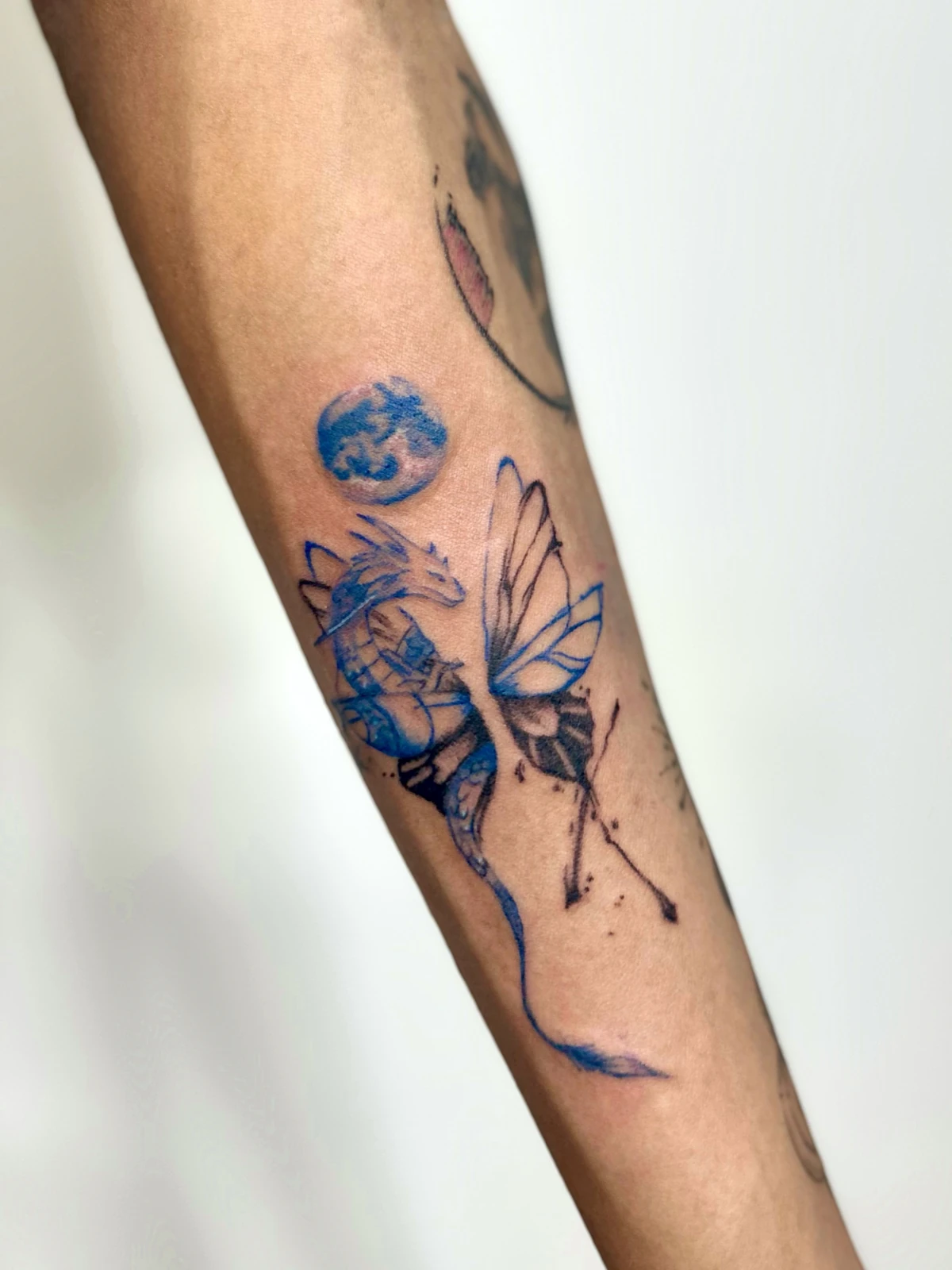 Tattoo bunga biru, tampilan lengan dari samping · Meigu Tattoo